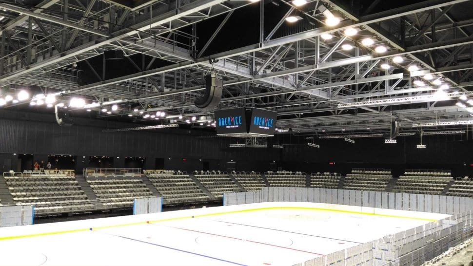 Installation d'un cube vidéo Stramatel à l'Aren'Ice