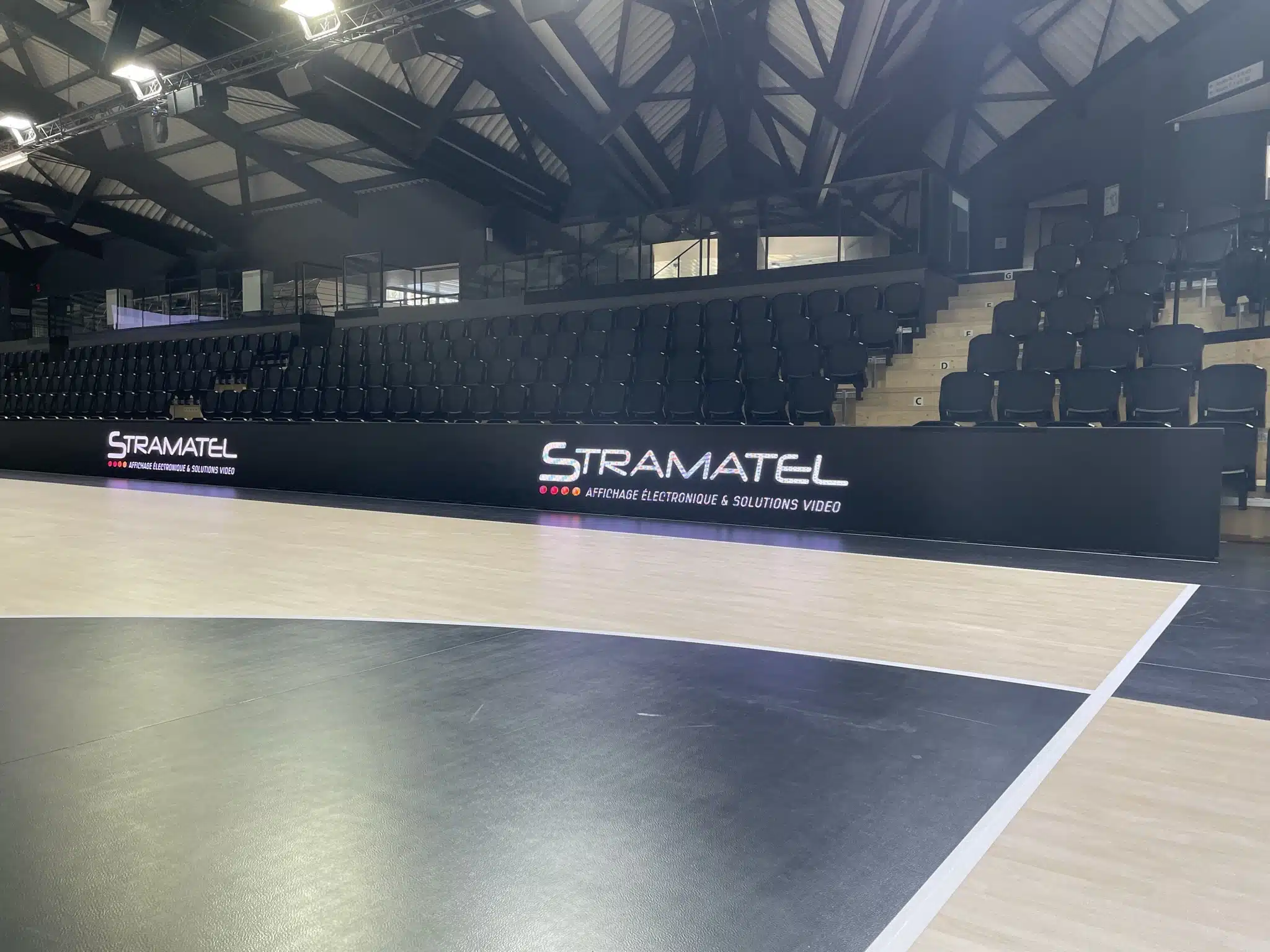 Tour de terrain Stramatel dans la salle du Angers SCO Handball
