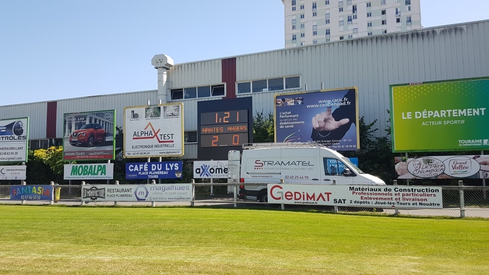 Afficheur de score FRC Alpha Défilant Stramatel pour stade foot et rugby installé au stade Tonnellé de Tours