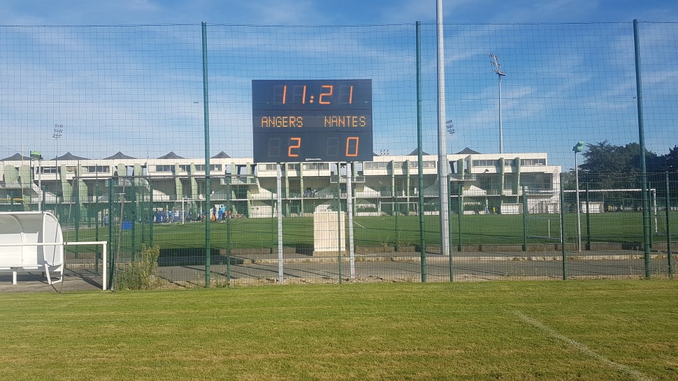 Afficheur de score FRC Alpha Défilant Stramatel pour stade foot et rugby installé au stade Delaune de Saint-Denis