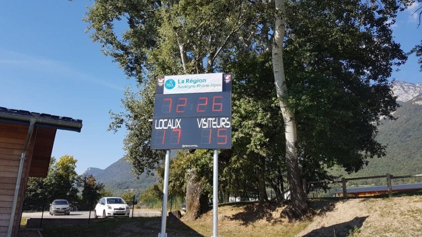 Afficheur FRC pour stade de rugby avec bandeau LED pour affichage partenaire au RCTPG à Touvet.