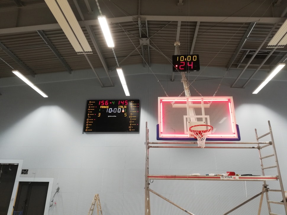 Afficheur de score Stramatel avec paire de SC24 et LED Strip pour la salle de sport de Périgueux