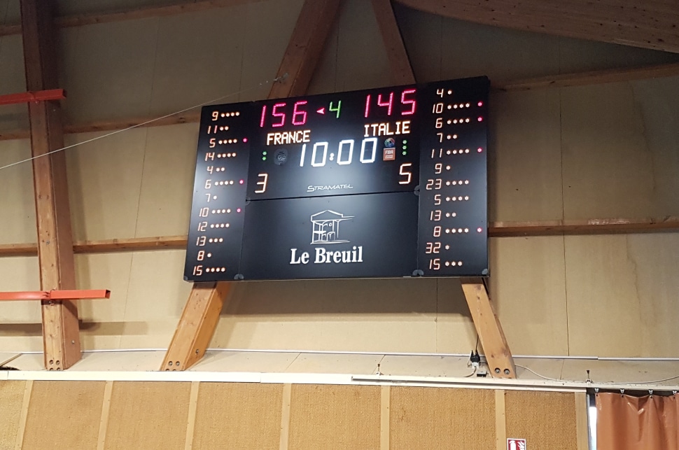 Afficheur de score Stramatel 452 MB 7120-2 dans la salle Jean-Baptiste Dumay à Le Breuil