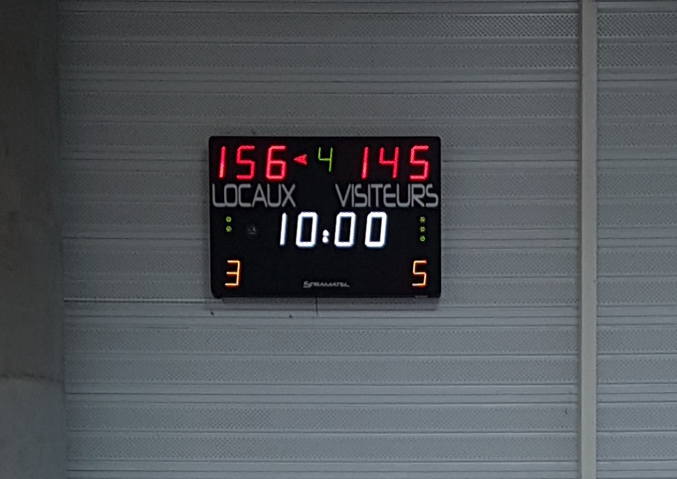 Afficheur de score Stramatel Multisports 452 MD 7000 à la salle de sport de la ville de Couffé