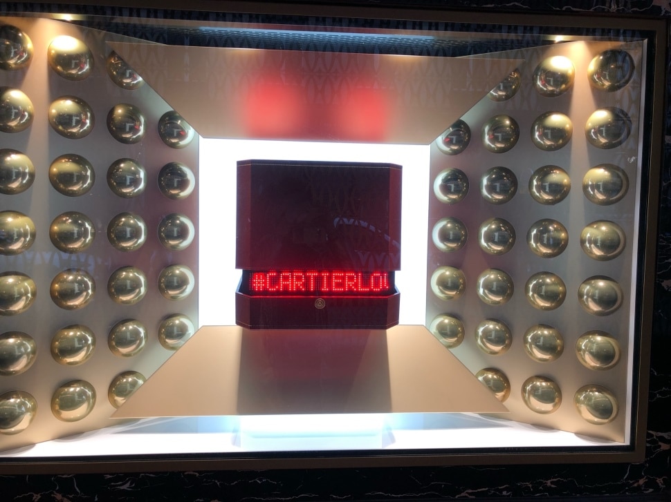 Afficheur électronique LED sur-mesure et personnalisé Stramatel pour joaillier Cartier Paris en collaboration avec la société Poly Expo