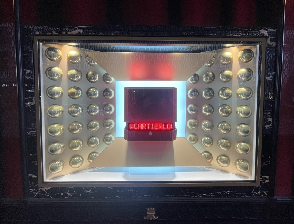 Afficheur électronique LED sur-mesure et personnalisé Stramatel pour joaillier Cartier Paris en collaboration avec la société Poly Expo