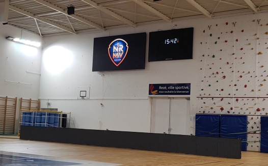 Ecran vidéo géant LED avec afficheur de score 452 MB 3123-2 pour le NRMV à la salle Dugast de Rezé