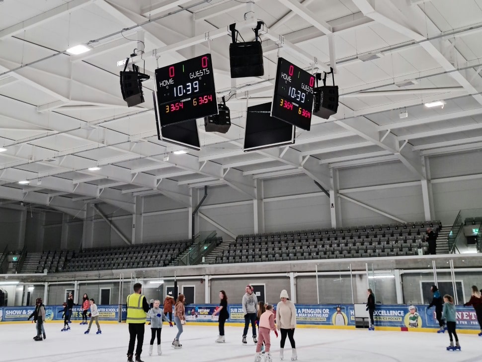 Cube d'afficheurs de scor hockey sur glace Stramatel à la Planet Ice Coventry