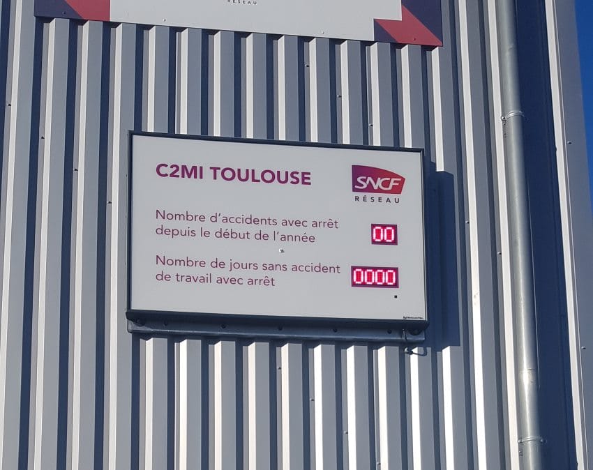 panneau nombre de jours sans accident pour l'affichage de la sécurité au travail sur le site SNCF C2MI de Toulouse