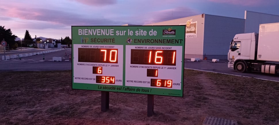 panneau nombre de jours sans accident pour l'affichage de la sécurité au travail sur le site Florette Food Service de Torreilles.