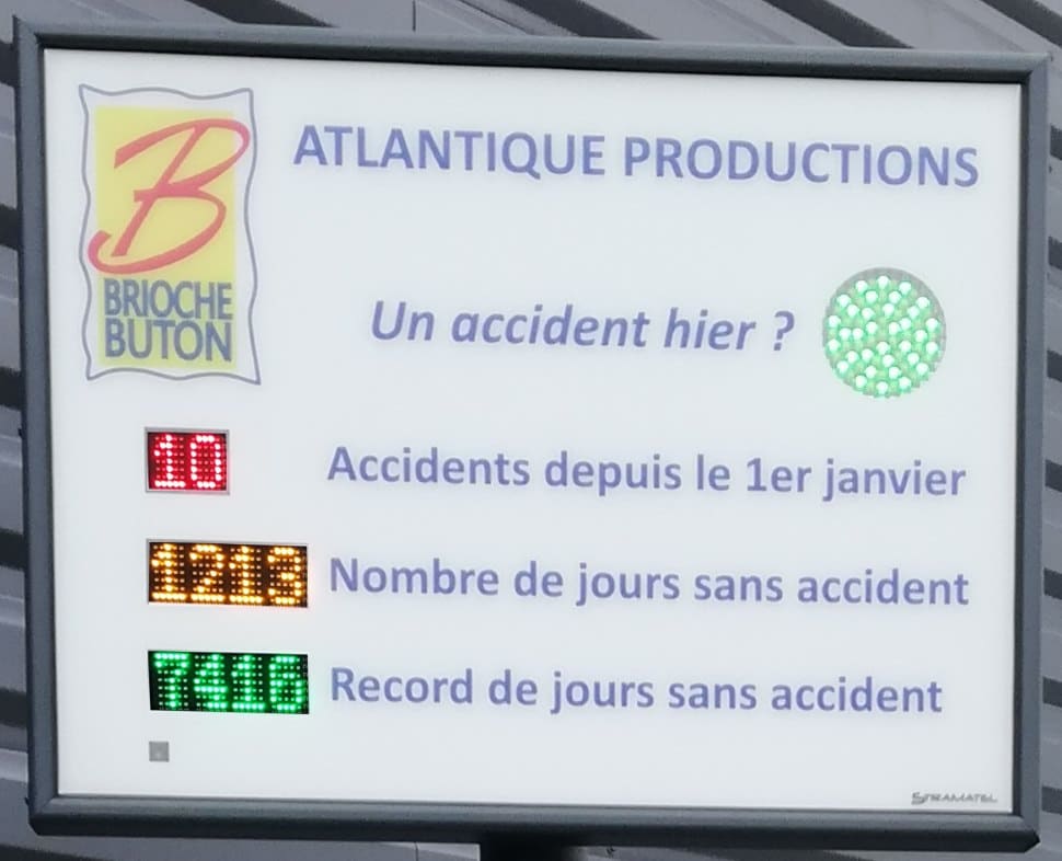 Nombre de jours sans accident de travail et affichage sécurité Stramatel pour la société Atlantique Productions et Brioches Buton à Chauvé