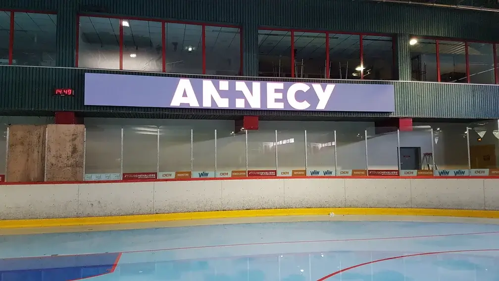 bandeau video Stramatel à la patinoire d'Annecy