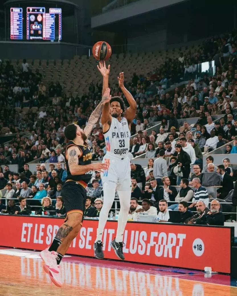 Ecran LED Stramatel à Roland-Garros sur le court Philippe Chatrier pour le Paris Basketball