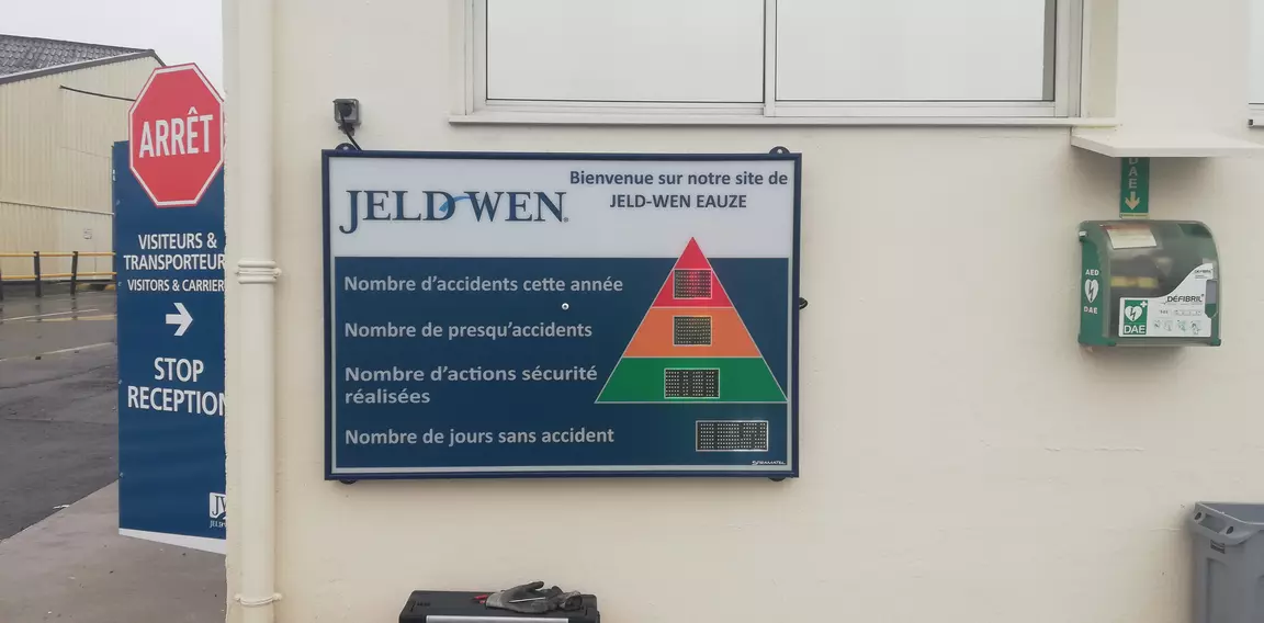 afficheur de sécurité Stramatel sur les sites français de l'entreprise Jeld Wen