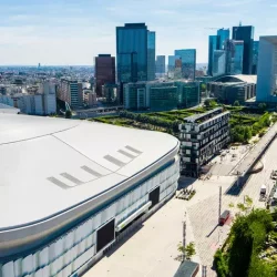 Salle de la U Arena et l'arche de la Défense en arrière plan à Paris