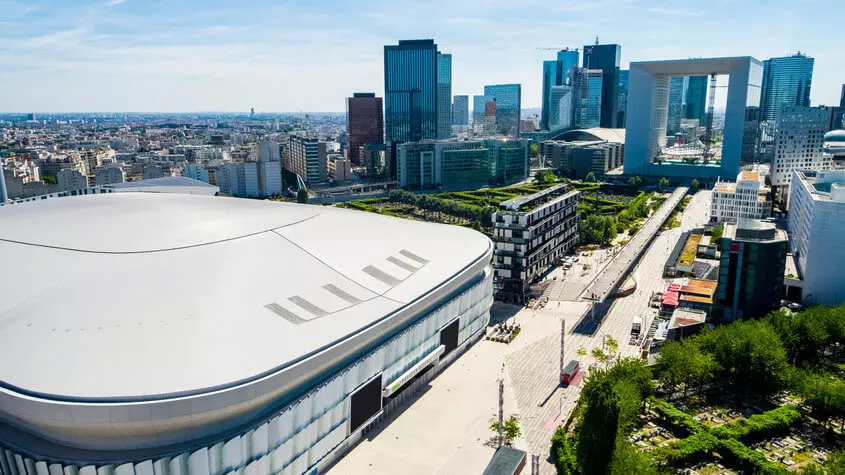 Salle de la U Arena et l'arche de la Défense en arrière plan à Paris