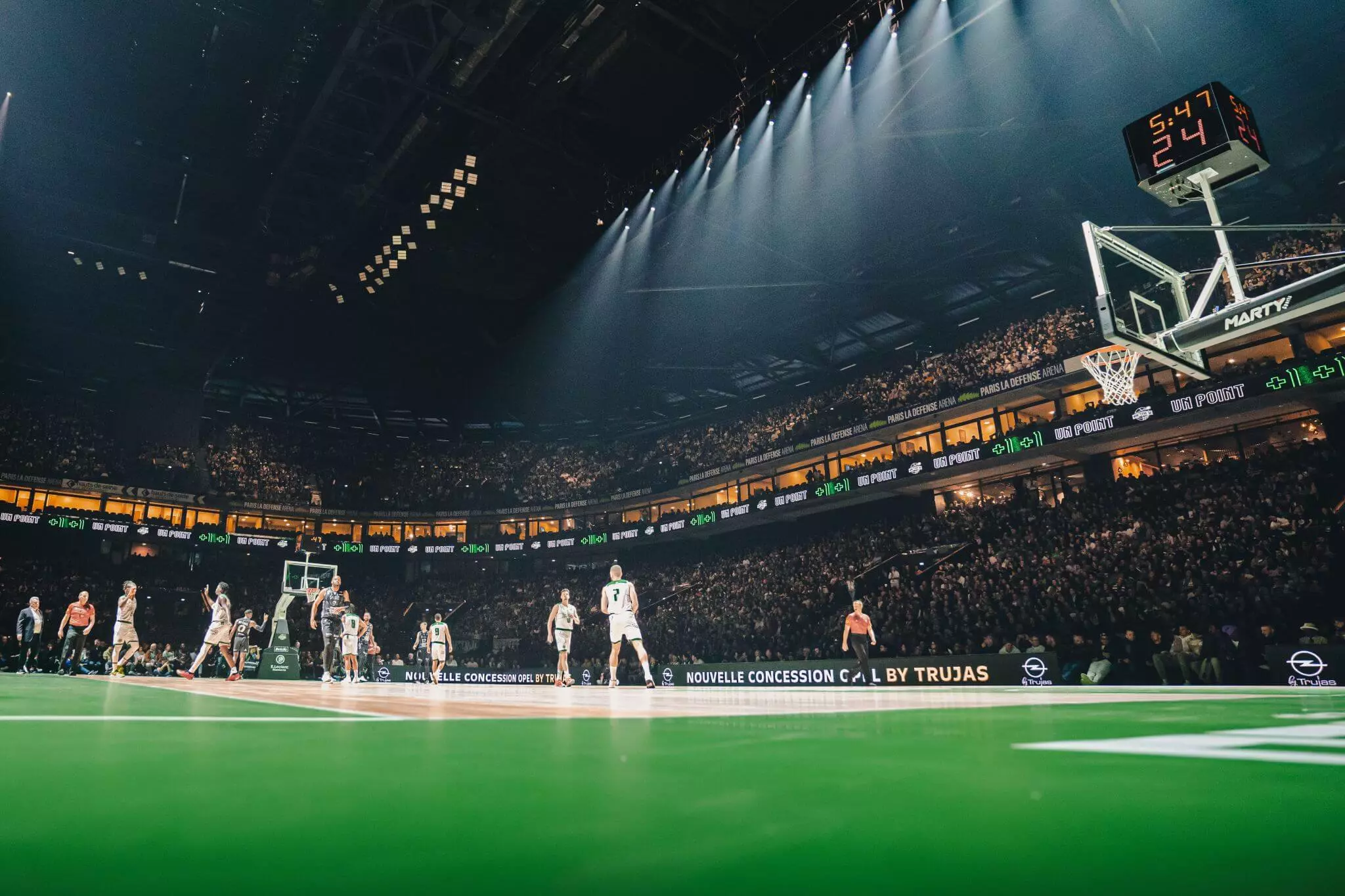 Afficheur de temps d'attaque 24 secondes Stramatel à Paris La Défense Arena