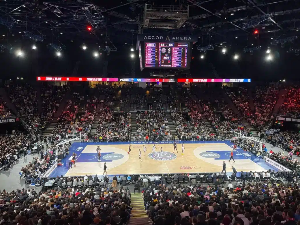 Stramatel fournit le matériel d'affichage de score pour les matchs événements du Paris Basketball à l'Accor Arena