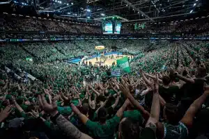 Match de basket à la Žalgirio Arena à Kaunas en Lituanie