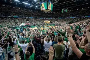 Match de basket à la Žalgirio Arena à Kaunas en Lituanie