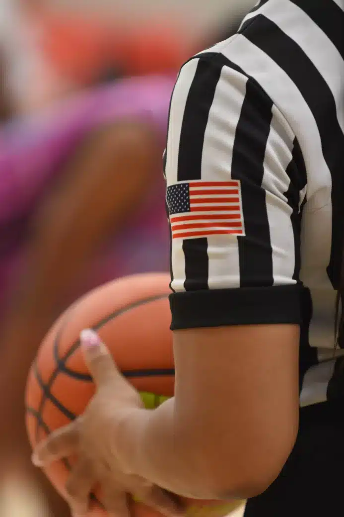 arbitre de basketball tient un ballon dans ses mains