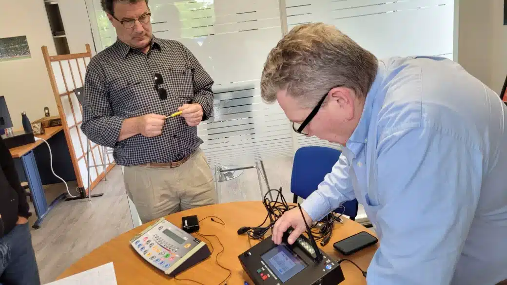 explication du Precision Time System par les commerciaux américain dans les locaux de Stramatel en France