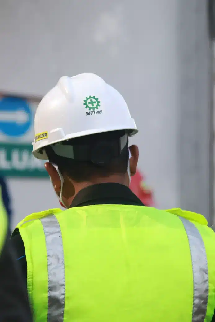 travailleur avec casque de chantier