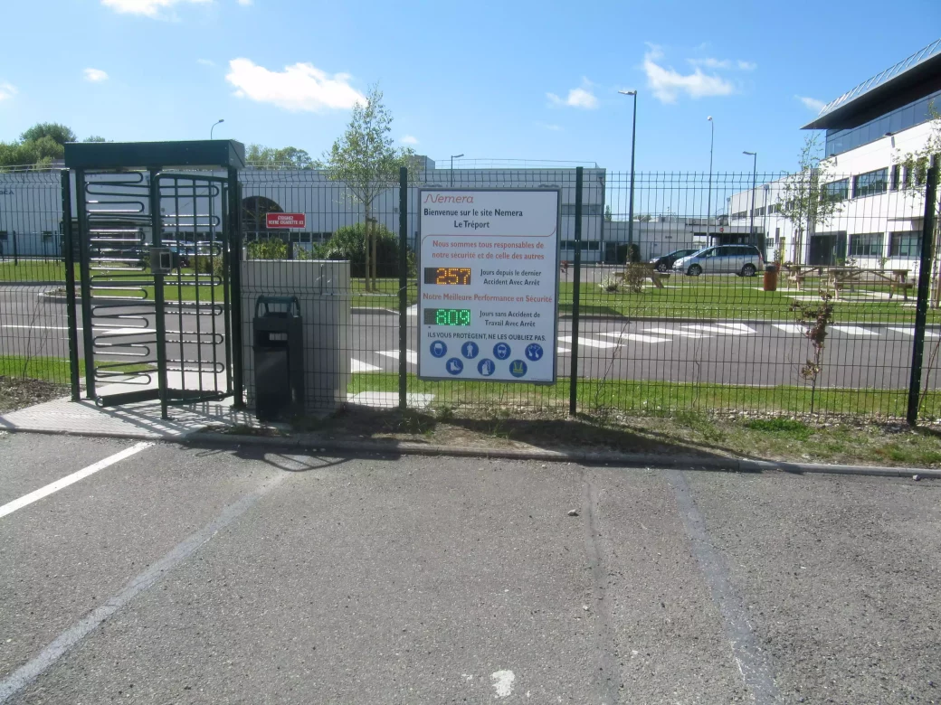 afficheur de sécurité extérieur situé à l'entrée d'un site d'entreprise