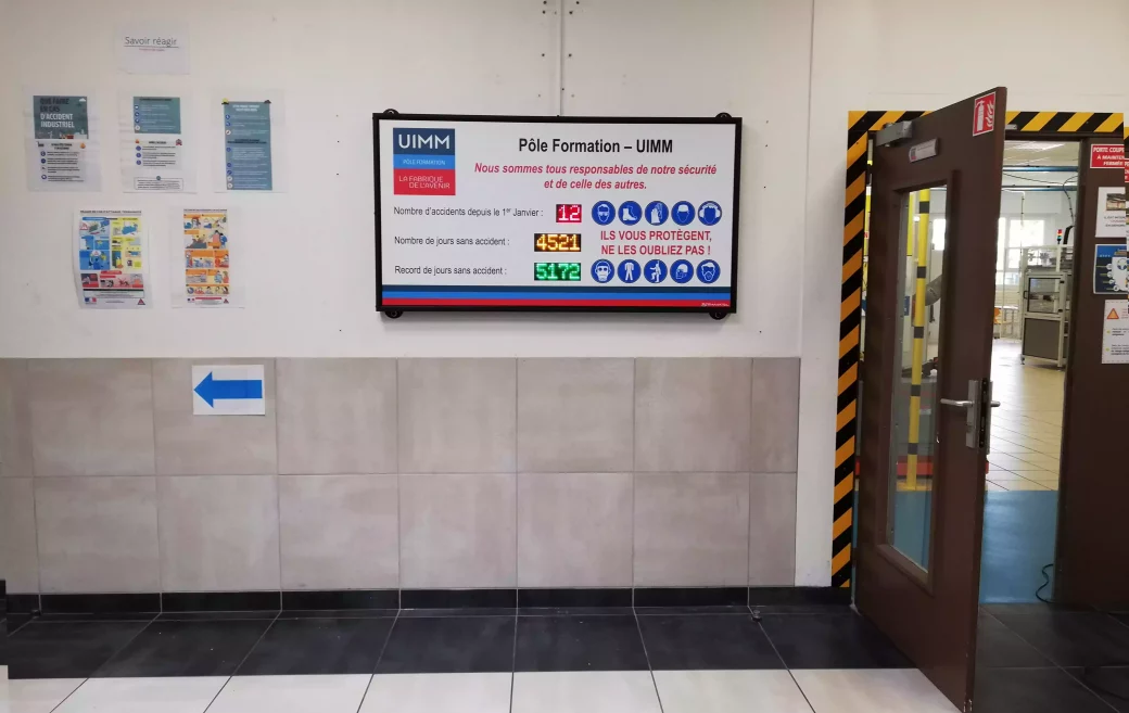 afficheur de sécurité intérieur situé dans un lieu de passage d'une entreprise