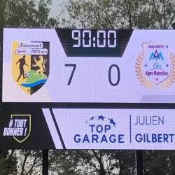 écran vidéo Stramatel sur le terrain de football du Beaumont Sports Athlétiques