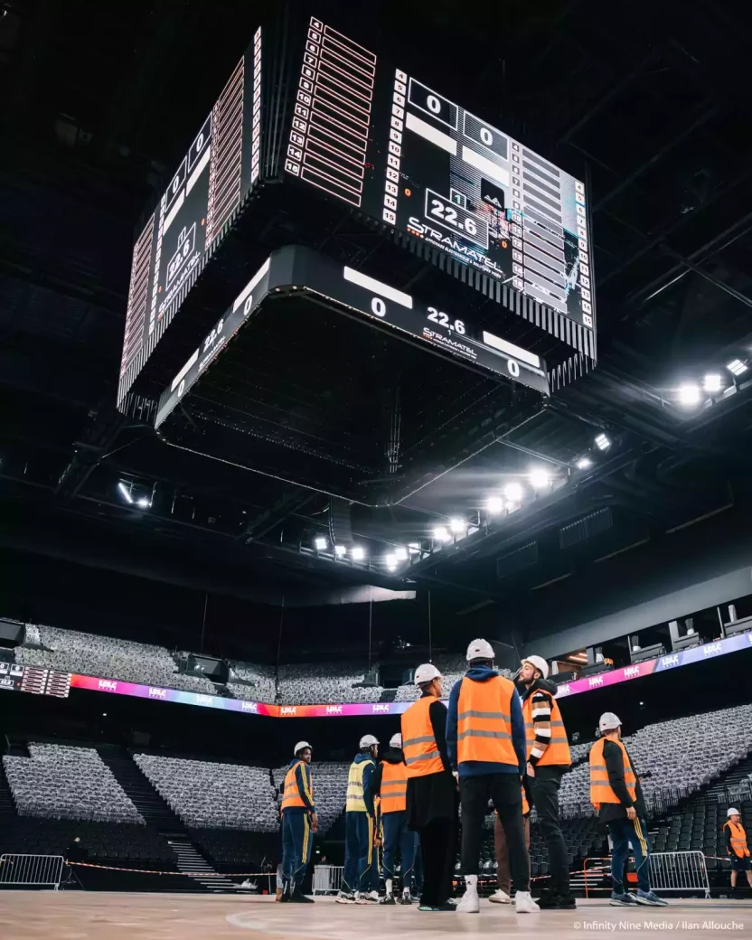joueurs de LDLC Asvel en visite sur le chantier de la LDLC Arena et pilotage vidéo par Stramatel