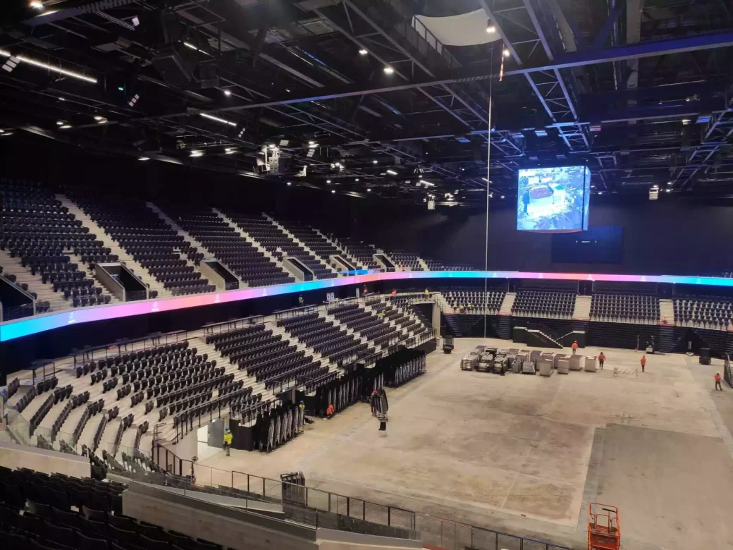 corniche vidéo et cube vidéo LED de l'Adidas Arena - matériel Stramatel