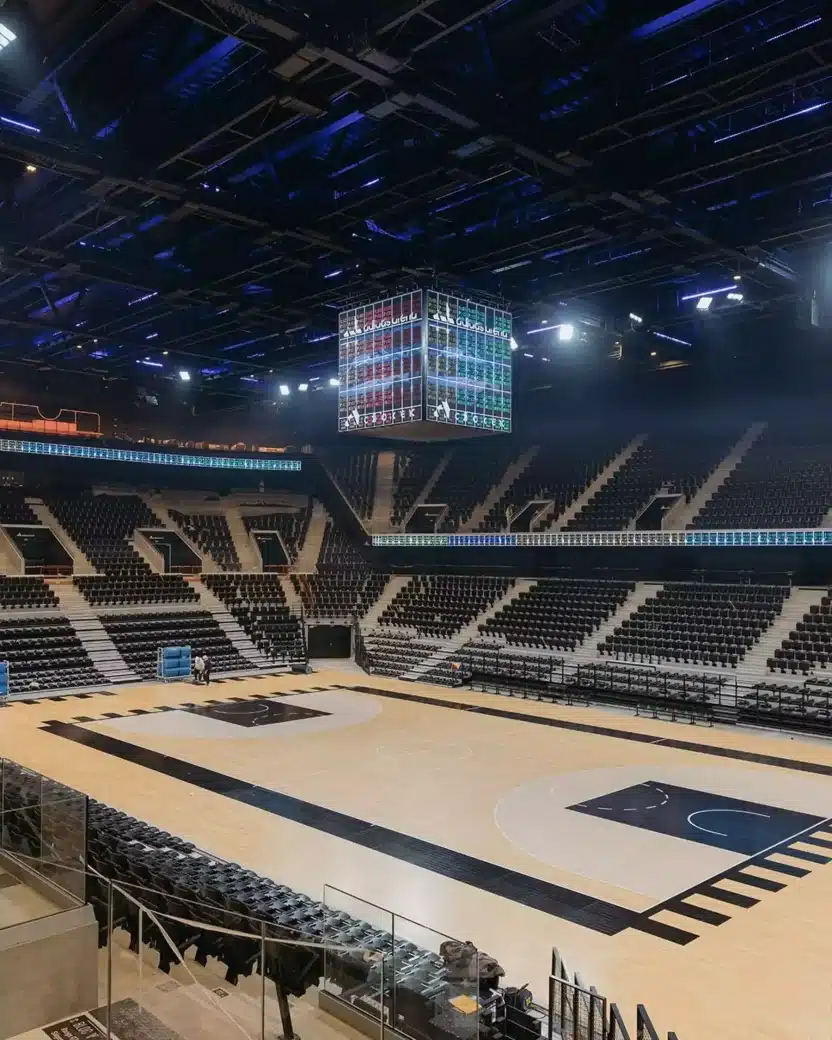 installation module vidéo du cube et de la corniche de l'Adidas Arena par Stramatel