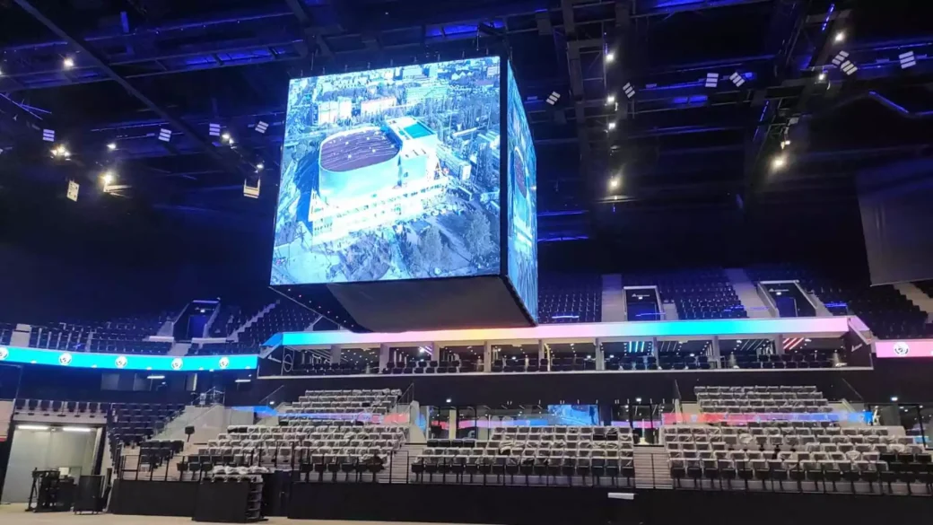 cube vidéo et corniche vidéo LED de l'Adidas Arena par Stramatel