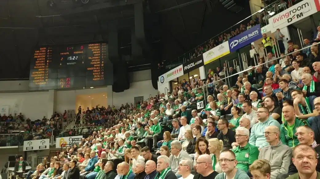 Vue de notre matériel d'affichage Stramatel en plus gros; afficheur de score et le public lors d'un match de volley 