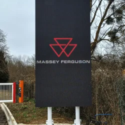 ecran video LED industrie Stramatel pour AGCO Massey Ferguson annonce quai camion
