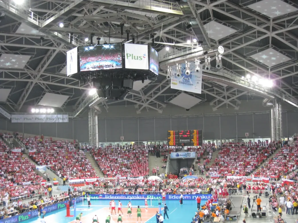Vue du stade en entier avec les deux affichages sportifs Stramatel; afficheur de score et afficheur vidéo LED 
