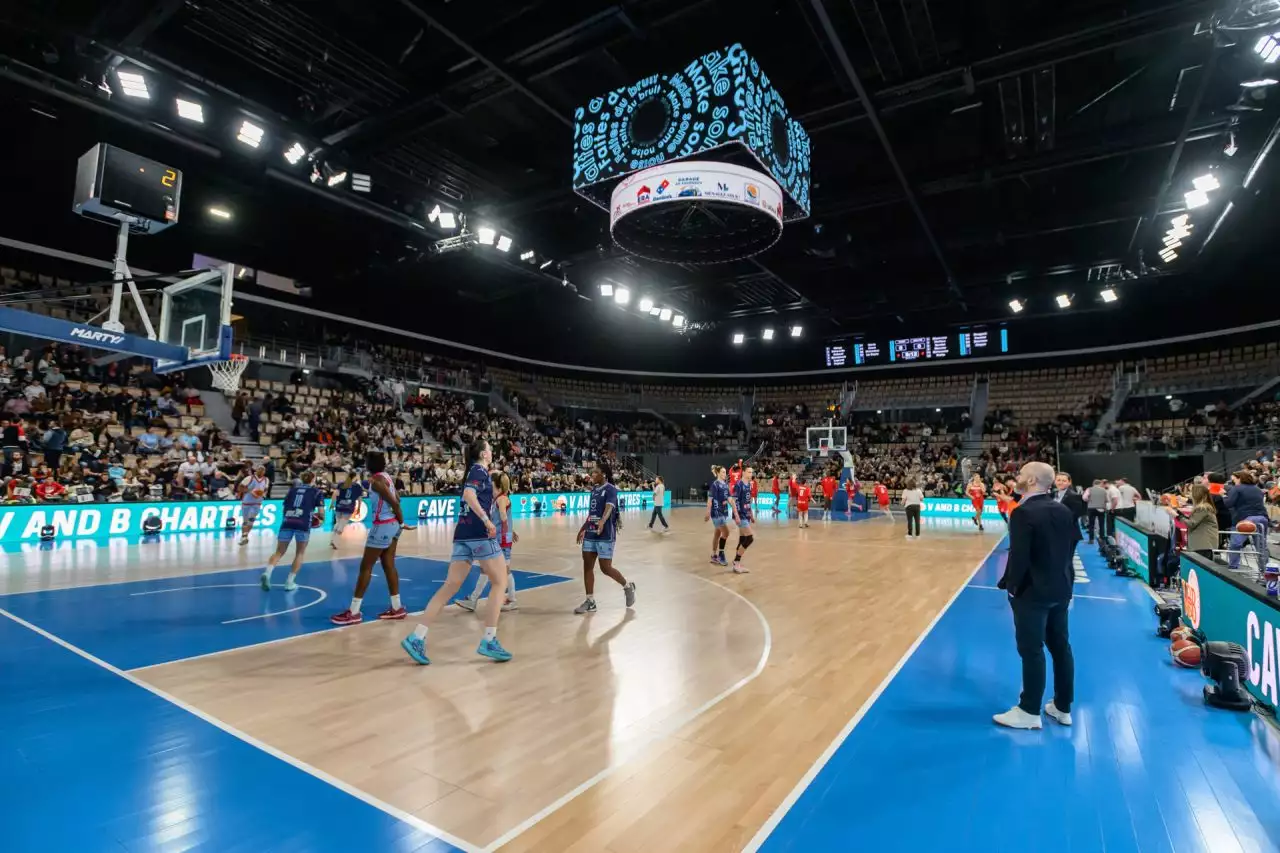 Colisée de Chartres avec cube vidéo LED et écran vidéo piloté par SL Video System et temps d'attaque 24 secondes Stramatel