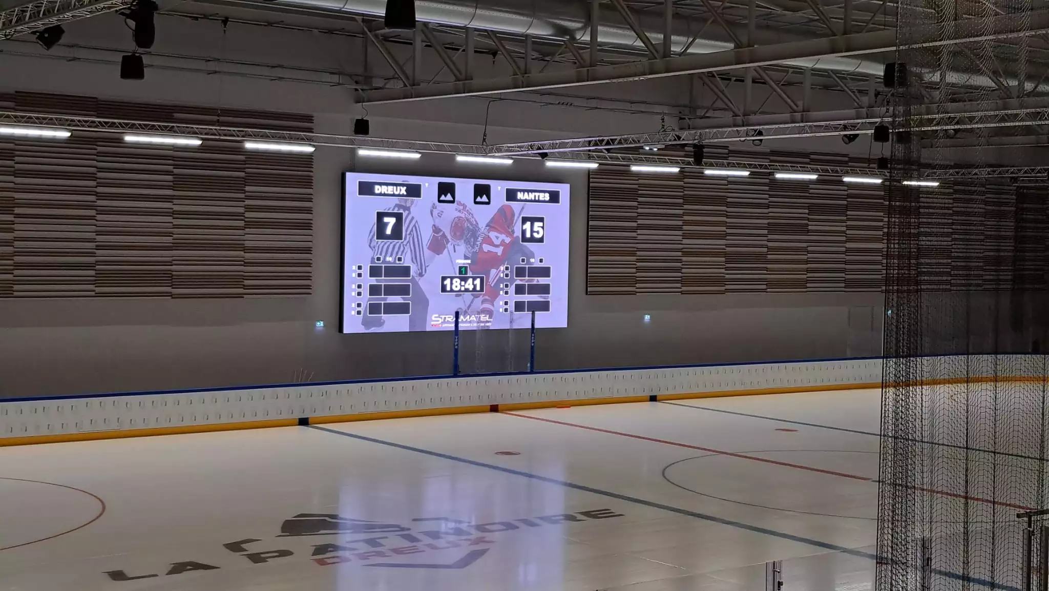 affichage des informations de score sur l'écran vidéo de la patinoir de Dreux par Stramatel