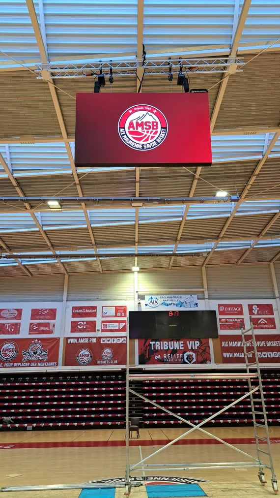 installation d'un double écran vidéo à la halle Marlioz pour le club d'Aix Maurienne Savoie Basket