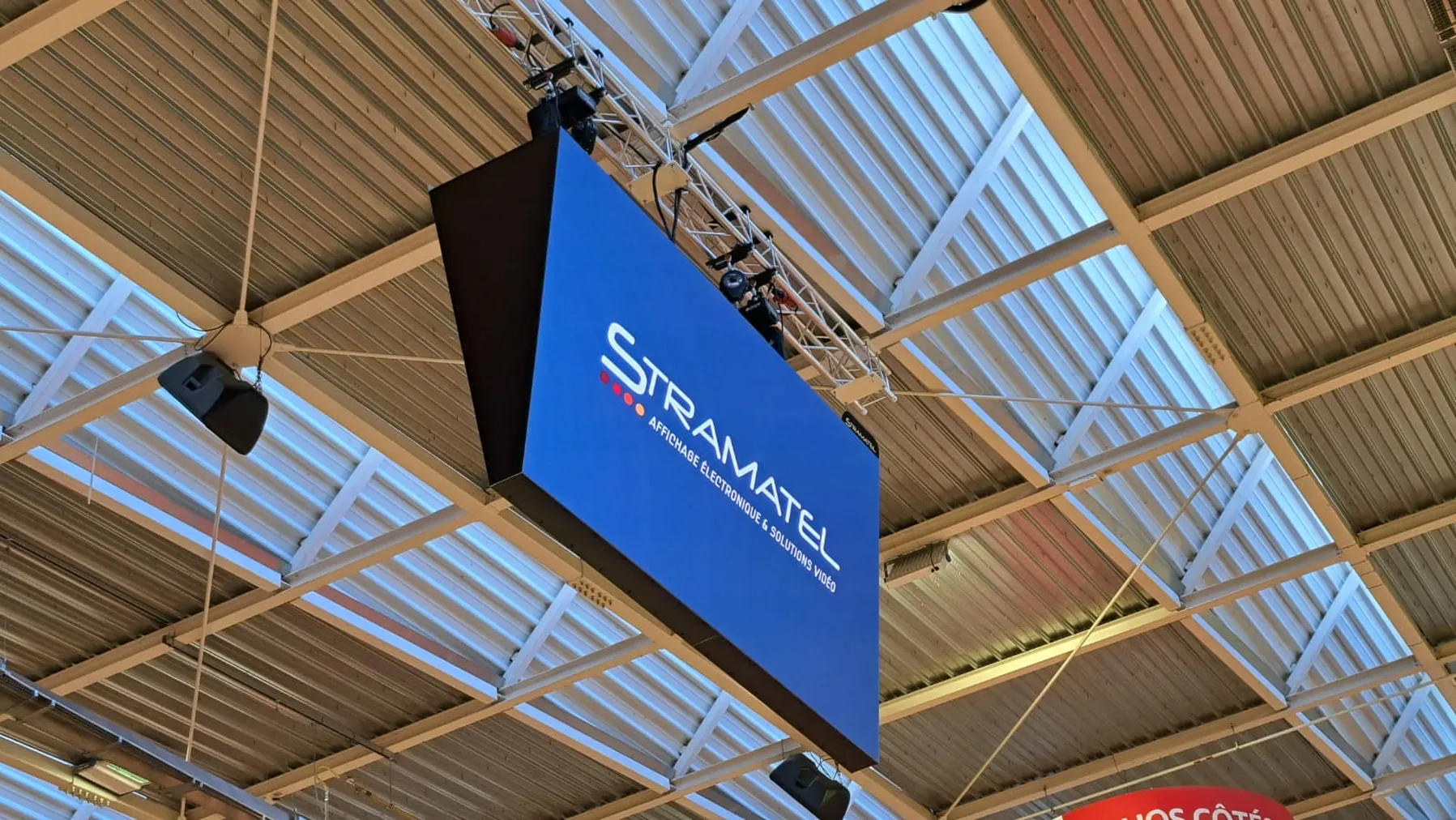 installation d'un double écran vidéo à la halle Marlioz pour le club d'Aix Maurienne Savoie Basket