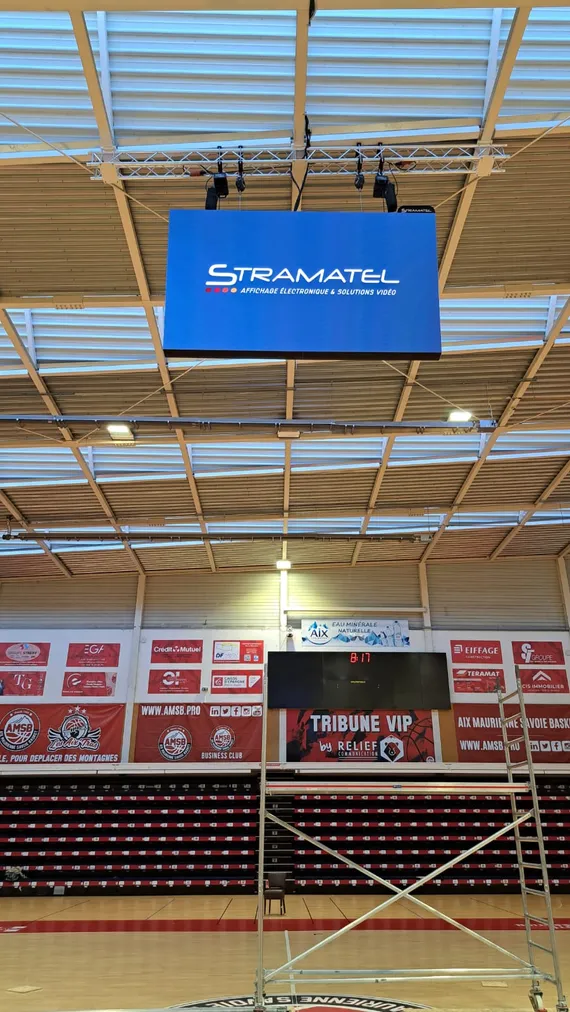 installation d'un double écran vidéo à la halle Marlioz pour le club d'Aix Maurienne Savoie Basket
