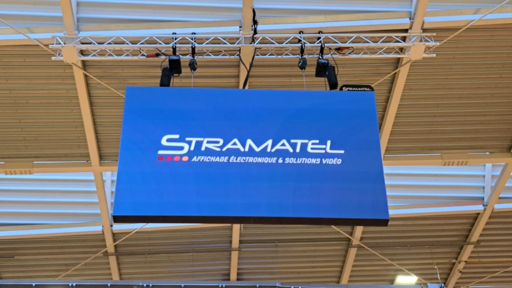 installation d'un double écran vidéo à la halle Marlioz pour le club d'Aix Maurienne Savoie Basket