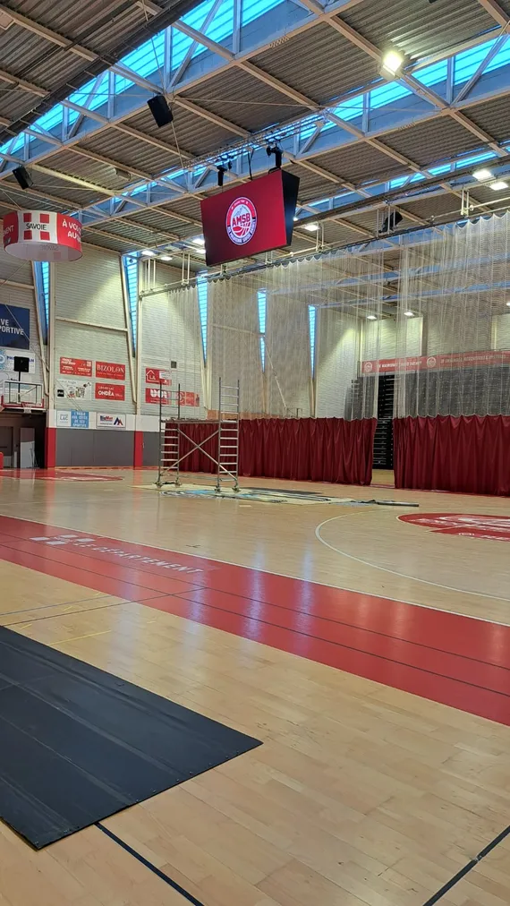 installation d'un double écran vidéo à la halle Marlioz pour le club d'Aix Maurienne Savoie Basket