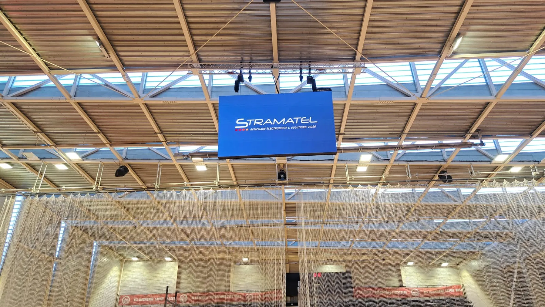 installation d'un double écran vidéo à la halle Marlioz pour le club d'Aix Maurienne Savoie Basket