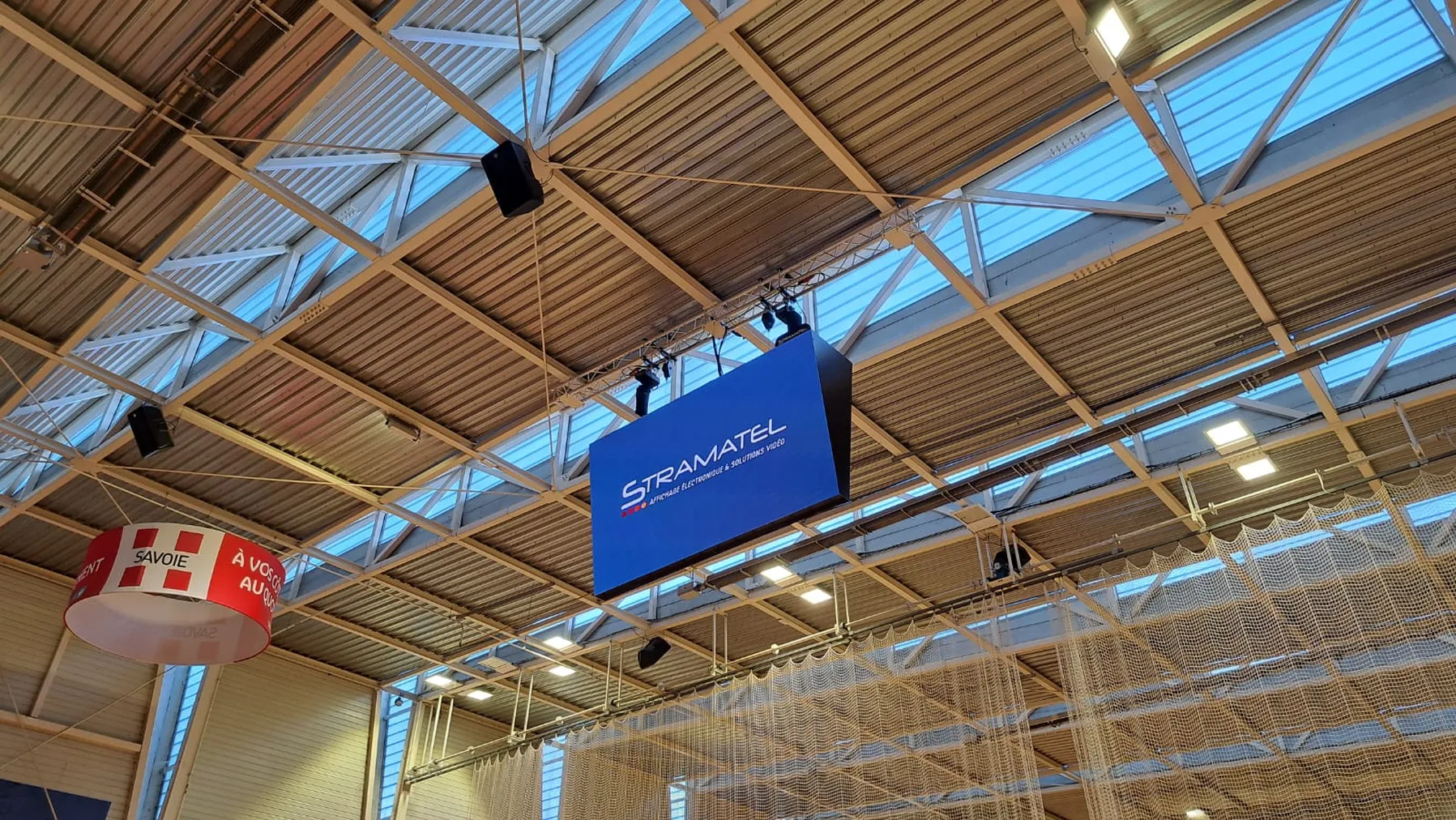 installation d'un double écran vidéo à la halle Marlioz pour le club d'Aix Maurienne Savoie Basket