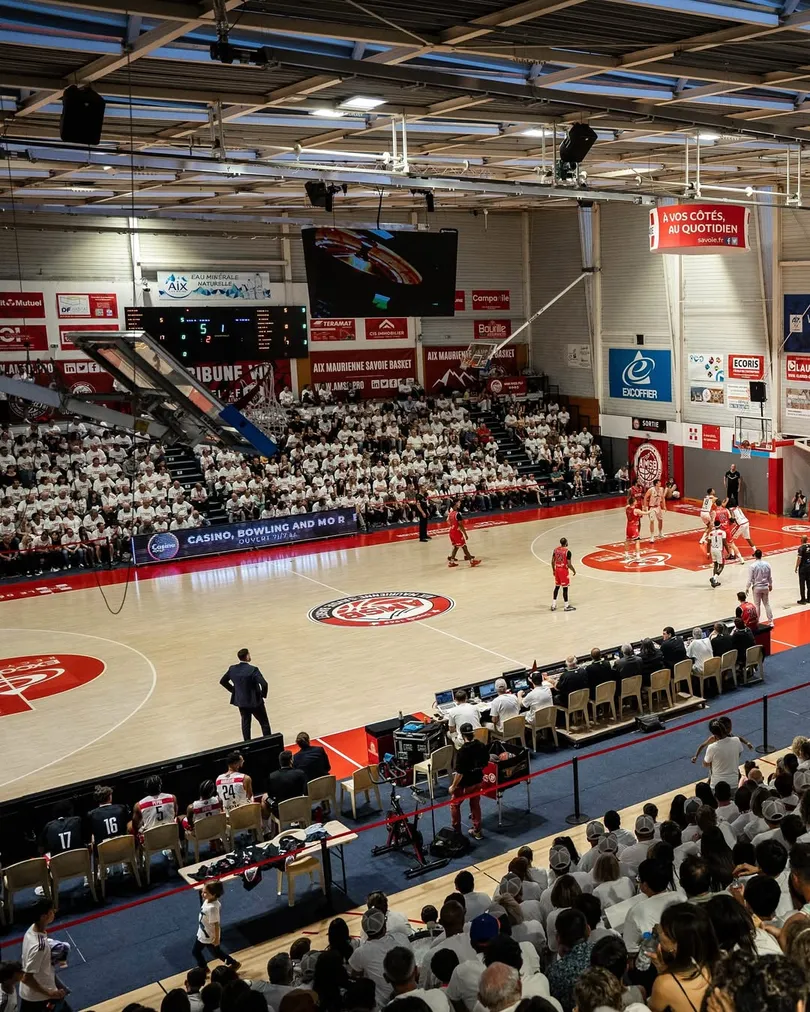 installation d'un double écran vidéo à la halle Marlioz pour le club d'Aix Maurienne Savoie Basket