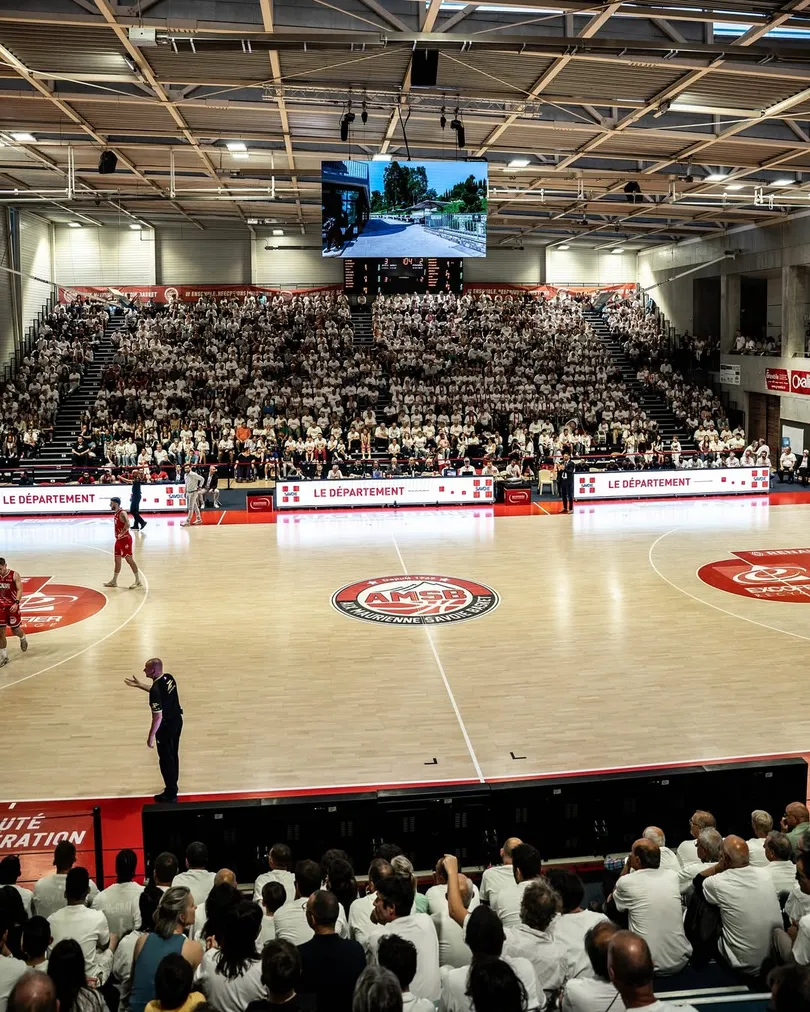 installation d'un double écran vidéo à la halle Marlioz pour le club d'Aix Maurienne Savoie Basket