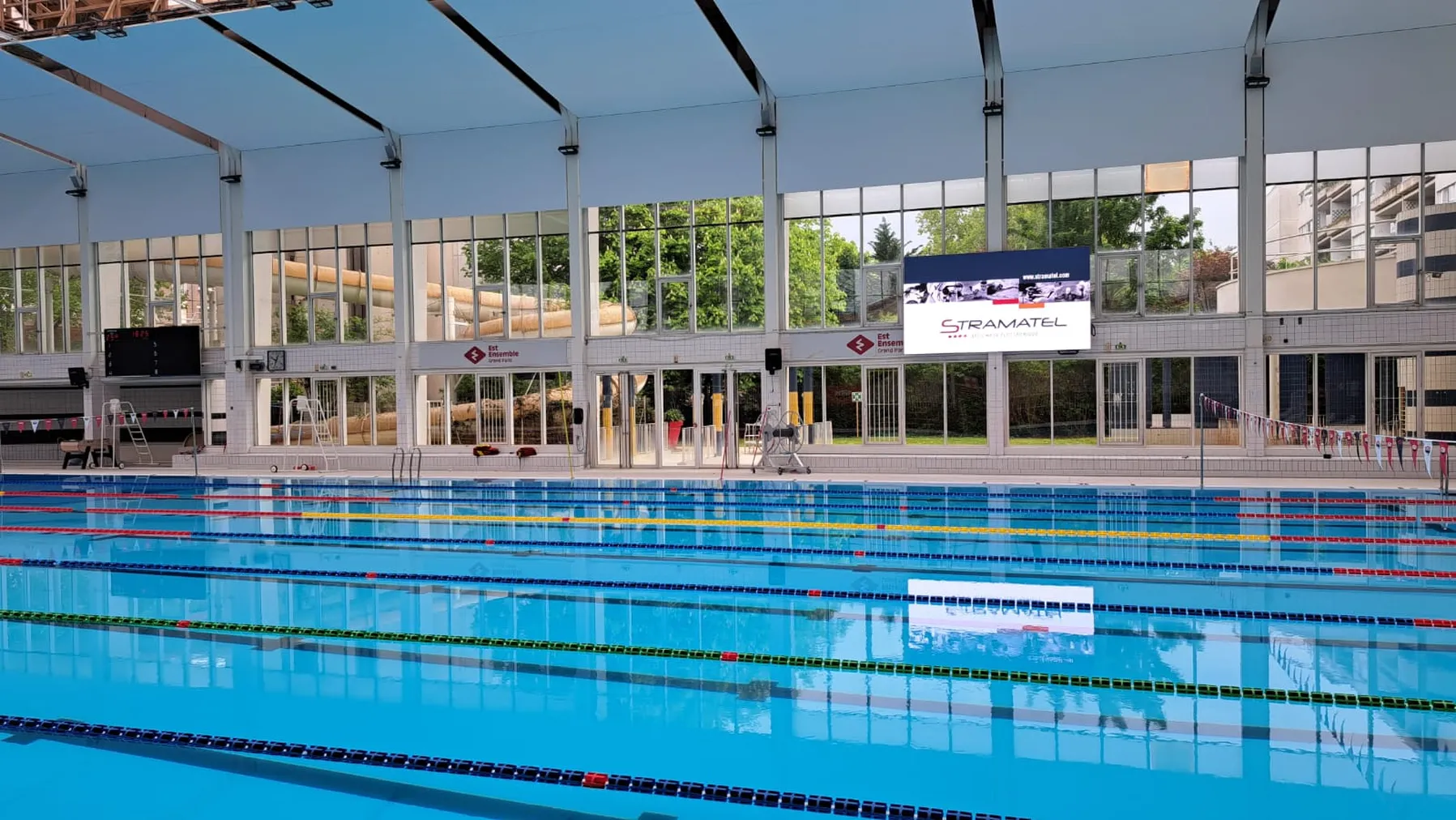 Écran vidéo LED installé à la piscine Maurice Thorez de Montreuil