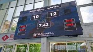 Écran vidéo LED installé à la piscine Maurice Thorez de Montreuil